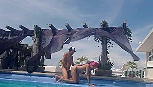 esto pasa cuando tu prima sin traje de baño muestra su gran culo en la alberca al aire libre