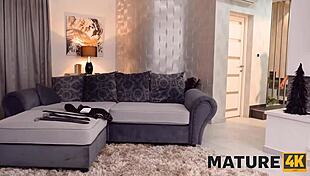 Mature4k blonde Charmeuse nimmt Schwanz in die Muschi ohne Probleme.