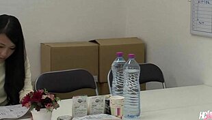 สาวญี่ปุ่นน่ารัก Ren Azumi จัดการควยสองอันยังไงวะ?