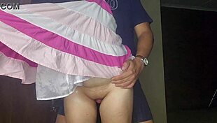 18letá náhodný sex během kinky drbání píči a horkého drbání stříkání