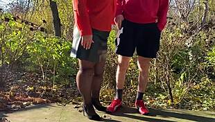 Anyósom merészül megfogja a farkam kinti pisilésnél