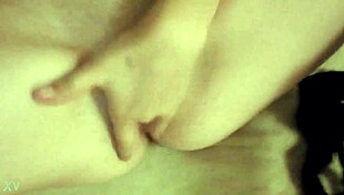 chica caliente masturbándose 😍