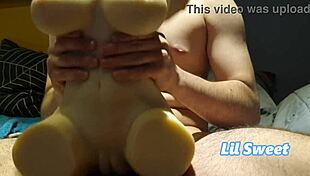 miren como penetro a esta pequena putita hasta acabar dentro de ella