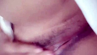 Do riti, pozri túto horúcu MILF ako prstí svoju mokrú piču sama... taká tesná! 🔥