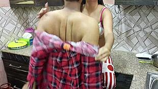 أنا ممزقة أشاهد زوجة أبي الجذابة سارا تُنيك في مؤخرتها من ابن زوجها الفضولي في المطبخ