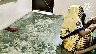 Indiase desi dienstmeid wordt ruw genomen door monster lul in Hindi audio! Verdomd heet! 🔥