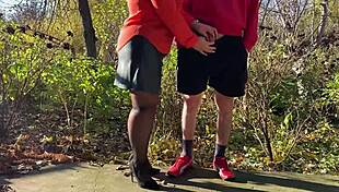 حماة تجرأت تمسك قضيبي أثناء لحظات التبول في الخارج