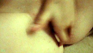 chica caliente masturbándose 😍