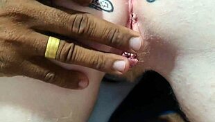 Show de Exibicionismo Socando Garrafas no Cuzinho Anal