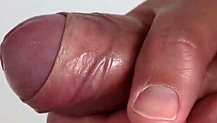 I love watchin this solo masturbatin close-up, it's so hot n intense