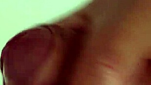 I love watchin this solo masturbatin close-up, it's so hot n intense