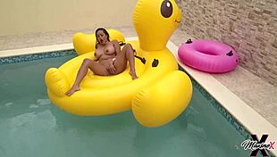 Maxine X Sunbathing Pussy Play In Pool 😍