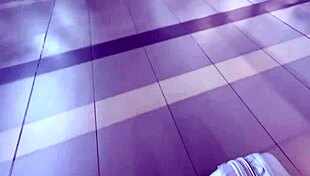 Mi madrastra me enseña a jugar con las almohadas y terminamos follando!