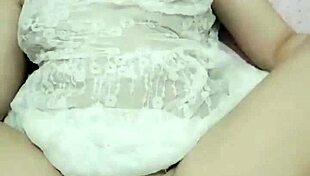 Ngentot memek sempit istri sampai crot didalam