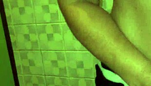 Mama vitregă mă găsește masturbându-mă cu chiloții ei și îmi suge pula parte 1