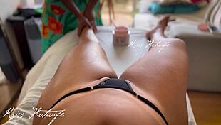 Puta Casada Fazendo Massagem Com Peitos De Fora E Calcinha String Na Buceta Recebendo Prestador Durante Massagem