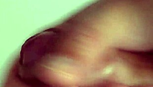 I love watchin this solo masturbatin close-up, it's so hot n intense