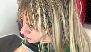 meu amigo bissexual me chamou pra nos comer ela gostoso com a amiga dele pra gente colocar dois pau no pelo dela