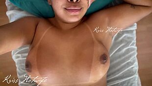 Puta Casada Fazendo Massagem Com Peitos De Fora E Calcinha String Na Buceta Recebendo Prestador Durante Massagem