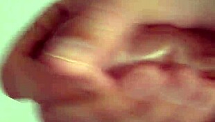 I love watchin this solo masturbatin close-up, it's so hot n intense