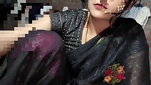 Индийска красива бабхи дразни с пикаене в черна сари