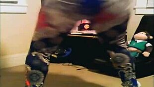 black milf drops ass