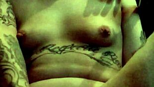 u kavezu za robove, moja pička jebana u vezama, puni vid dostupan