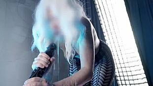 Маленькая 18+ блондинка справляется с ббц с фейковым кремпаем