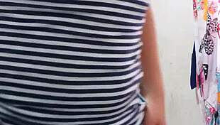 Chick Colombia melancap keras dengan gaya Latina seksi