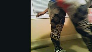 black milf drops ass