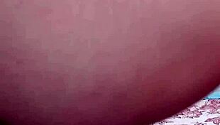 Chick Colombia melancap keras dengan gaya Latina seksi