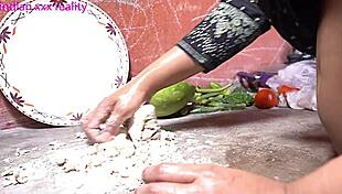 एक्सएक्सएक्स देसी इंडियन स्टेप मॉम हिंदी में डर्टी टॉक से स्टेप सन को टीज करती है