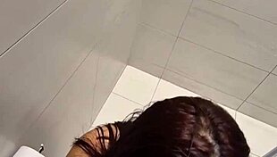 i cudnt resist follar mi latina cu�ada in the bath