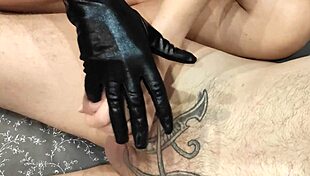 Ръкавичен пръст в уретрата за интензивна ръчна мастурбация и еякулация