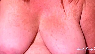 Hej Melanie, ako pracuješ s týmito veľkými cicmi počas jógy, čo?