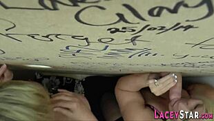 Estoy en los gloryholes, tragando pollas enormes con mi vibe de abuela británica