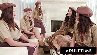 젊은 걸스카우트 처녀 잃음, 리버스 갱뱅 with Older Man 풀 씬!