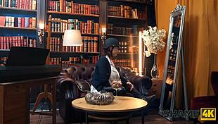 Çek kinky milf hanım öğrenciyle femdom deri fetişinde biniyor