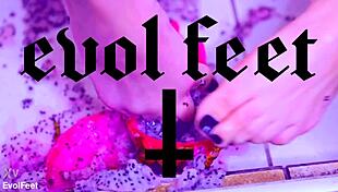 Nude Barefoot Fetish Girl Masturbates Wet Pussy to Squirting