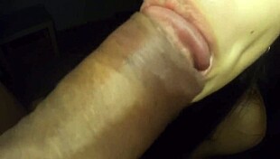 Pequeña Morena MONTA Polla Grande y LLENA Nalgas de Leche