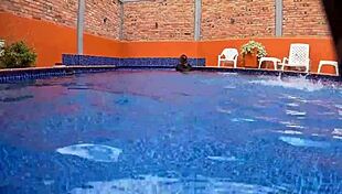 umm, sexo in water with curvy nalgona caught touchin herself in pool!