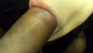 Pequeña Morena MONTA Polla Grande y LLENA Nalgas de Leche