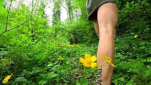 Morena Impresionante con Culo Perfecto se Desnuda Paseando por el Bosque