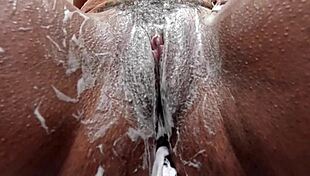 Depiluji své intimní partie pro divoká setkání s více partnery