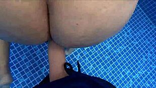 Умм, секс в воде с пышной налгоной, пойманной за мастурбацией в бассейне!