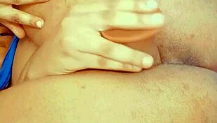 Chlupatá lesba prstí úzký zadek, masturbuje a stříká v sólo anální hře