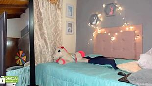 I am a hot Colombian cam girl doing anal show