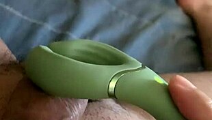 I masturbate and cum loudly with sex toy!