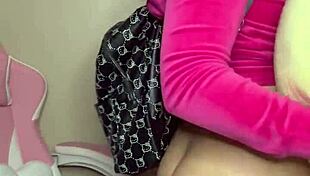 गर्म स्कूल लड़की पुराने डैडी को तेजी से उड़ाने के लिए चिढ़ाती है