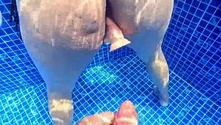 umm, sexo in water with curvy nalgona caught touchin herself in pool!
